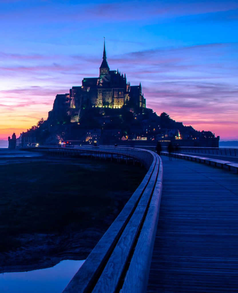 photo du Mont-Saint-Michel à la tombée de la nuit
